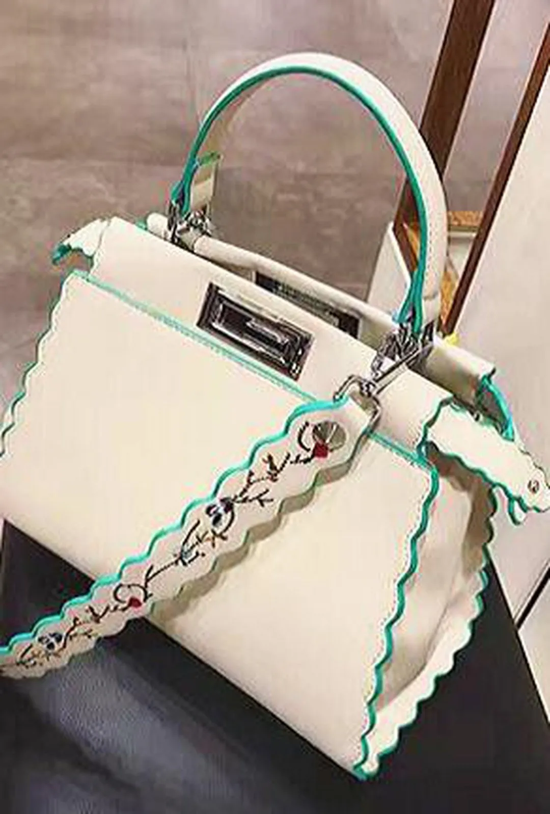 KANI - PEEKABOO SATCHEL BAG